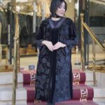 مانتومجلسی مشکی بلند مزونی طرح آی نور