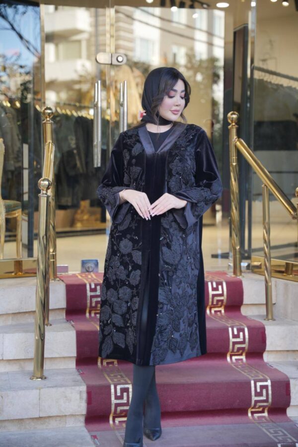 مانتومجلسی مشکی بلند مزونی طرح آی نور - تصویر 3