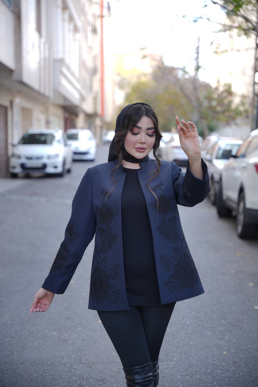 IMAGE 1404-09-10 07:19:32 بارانی کوتاه مزونی سرمه ای طرح نیلای - تصویر 1