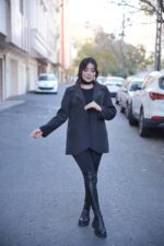 بارانی کوتاه مزونی مشکی طرح نیلای - تصویر 2