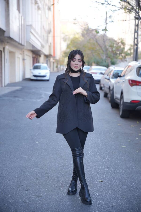 بارانی کوتاه مزونی مشکی طرح نیلای - تصویر 2