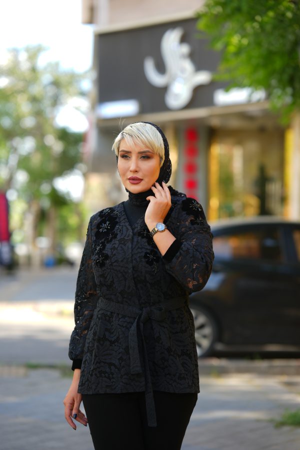مانتو مشکی کوتاه دخترانه گیپور گل برجسته Paloma Noir - تصویر 3