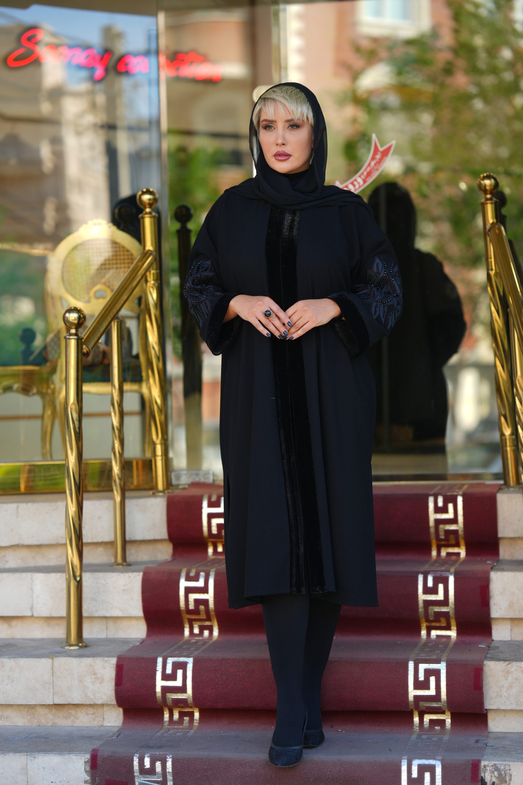 DSC07012 مانتو عبایی مشکی لاکچری طرح VERA - تصویر 1
