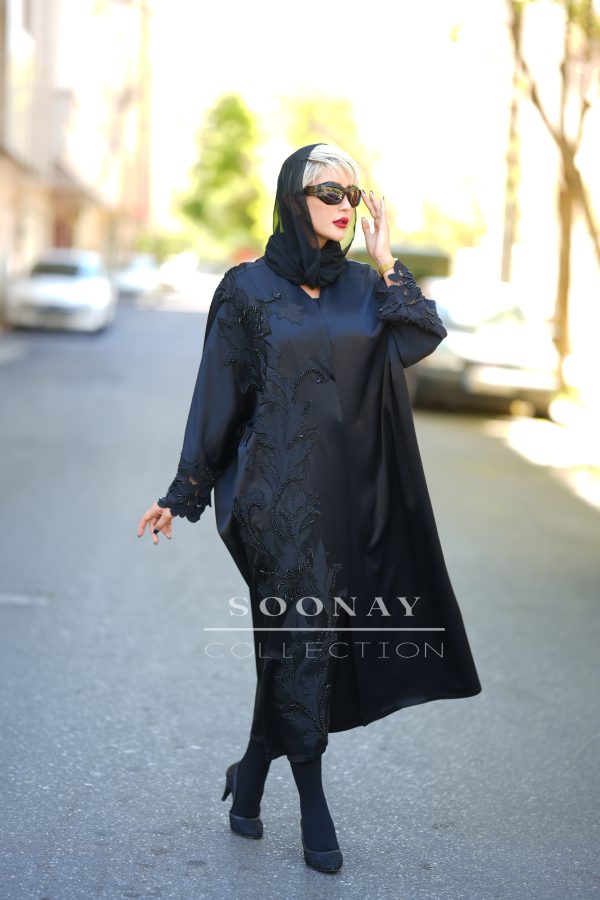 مانتو عبایی مشکی گلدوزی و بریده دوزی طرح نارسیس - تصویر 2